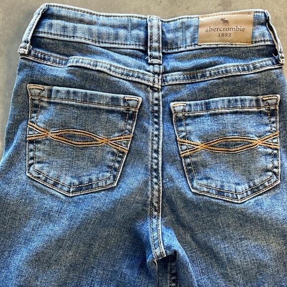 Youth Girls Abercrombie Kids High Rise Mini Mom Jeans - Slim, Size 7/8 - Picture 4 of 6